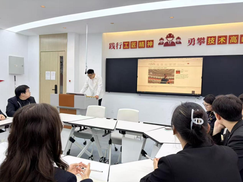 必赢优惠y272net学生第四党支部开展“弘扬工匠精神，致敬劳动模范”活动